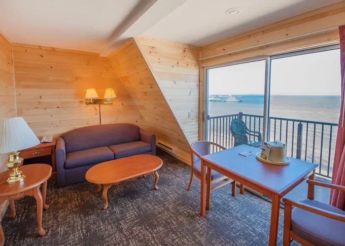 Quality Inn & Suites Mackinaw City Beachfront
