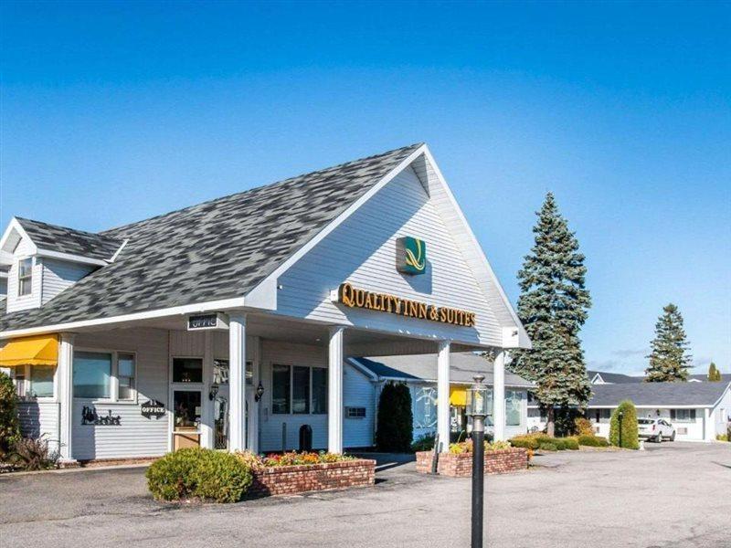 Hotel Quality & Mackinaw Beachfront 2*