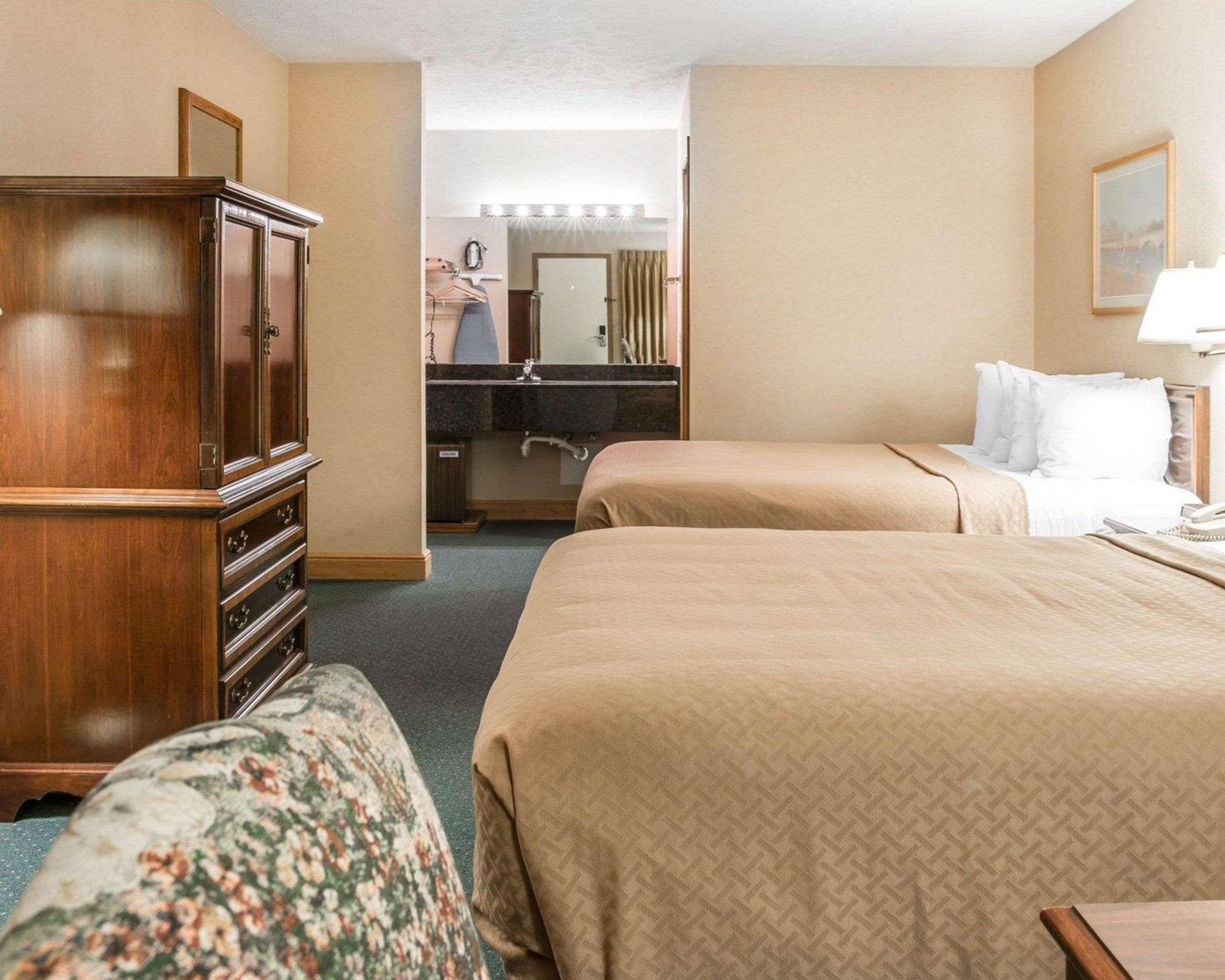 Quality & Mackinaw Beachfront Hotel Mackinaw City