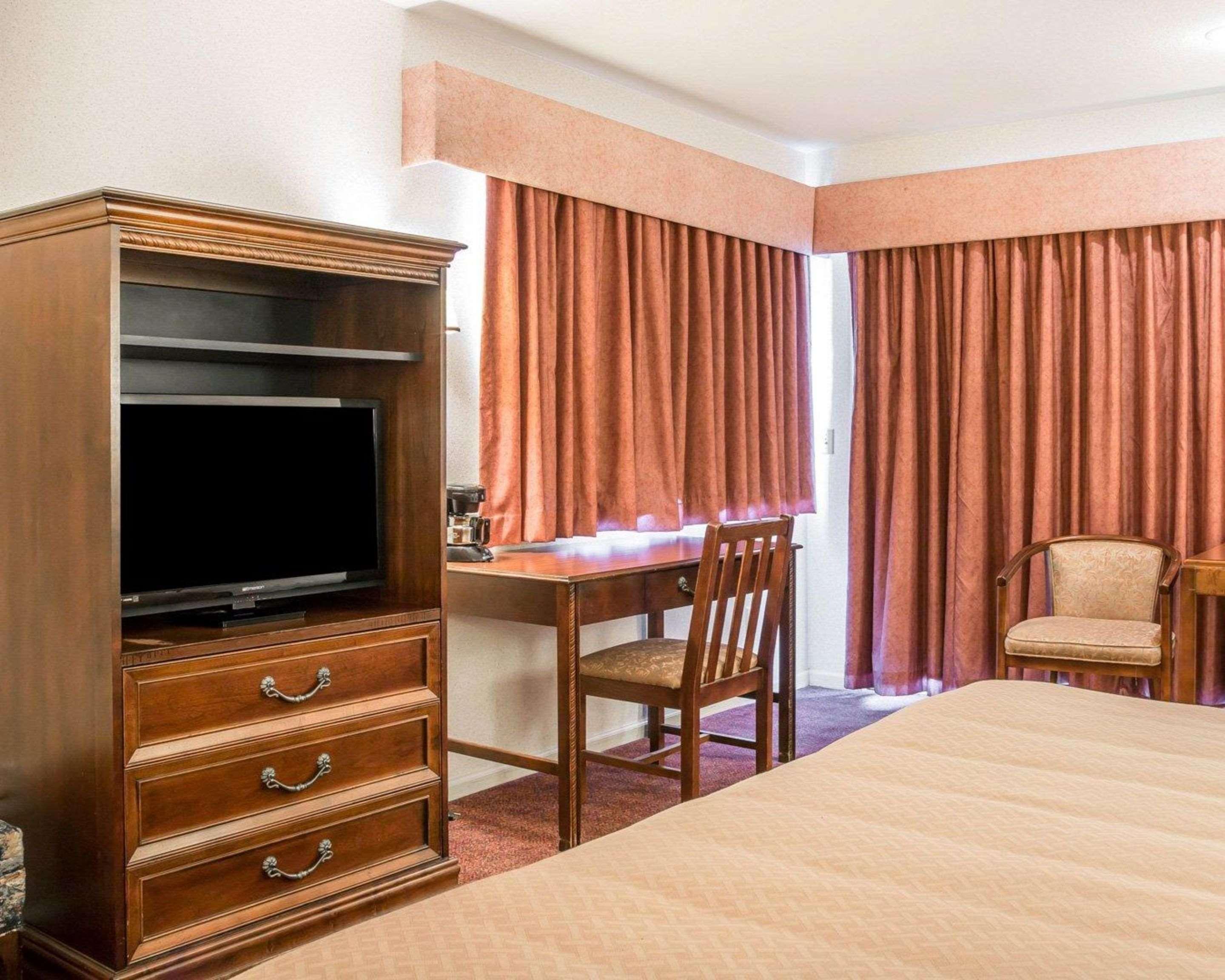 Quality & Mackinaw Beachfront 2* Mackinaw City