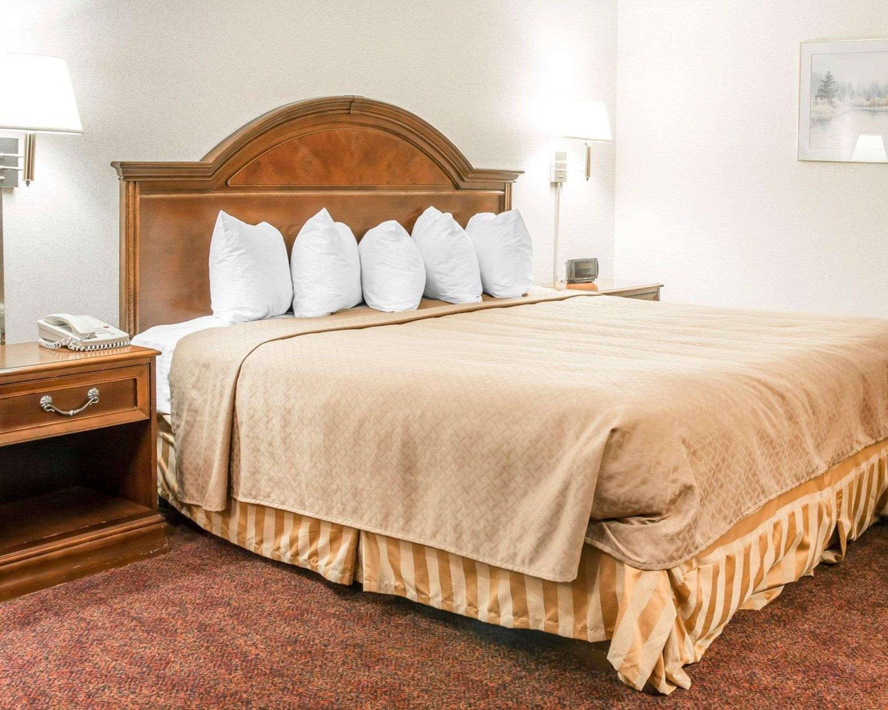 Quality & Mackinaw Beachfront Hotel Mackinaw City