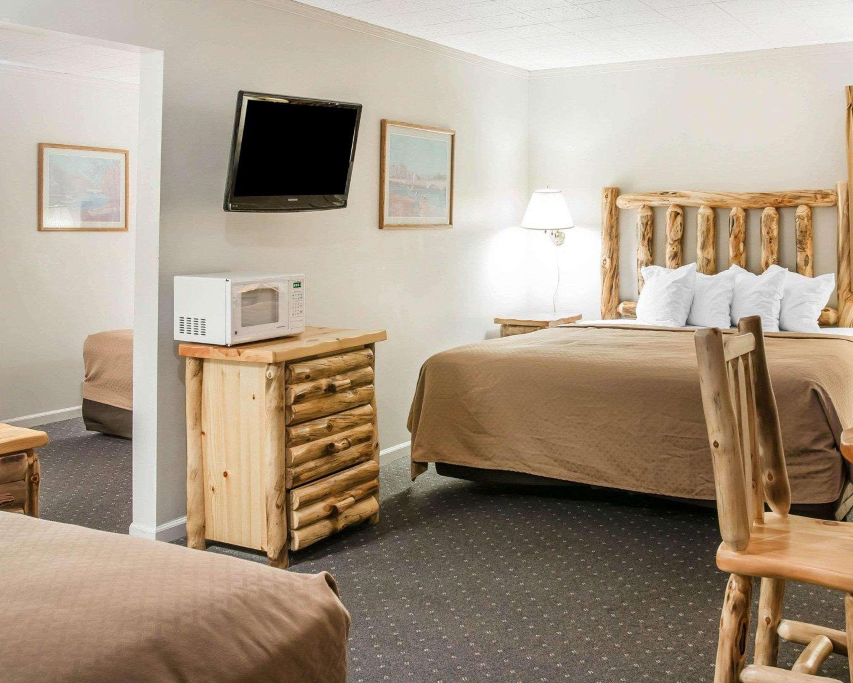 Hotel Quality & Mackinaw Beachfront 2*