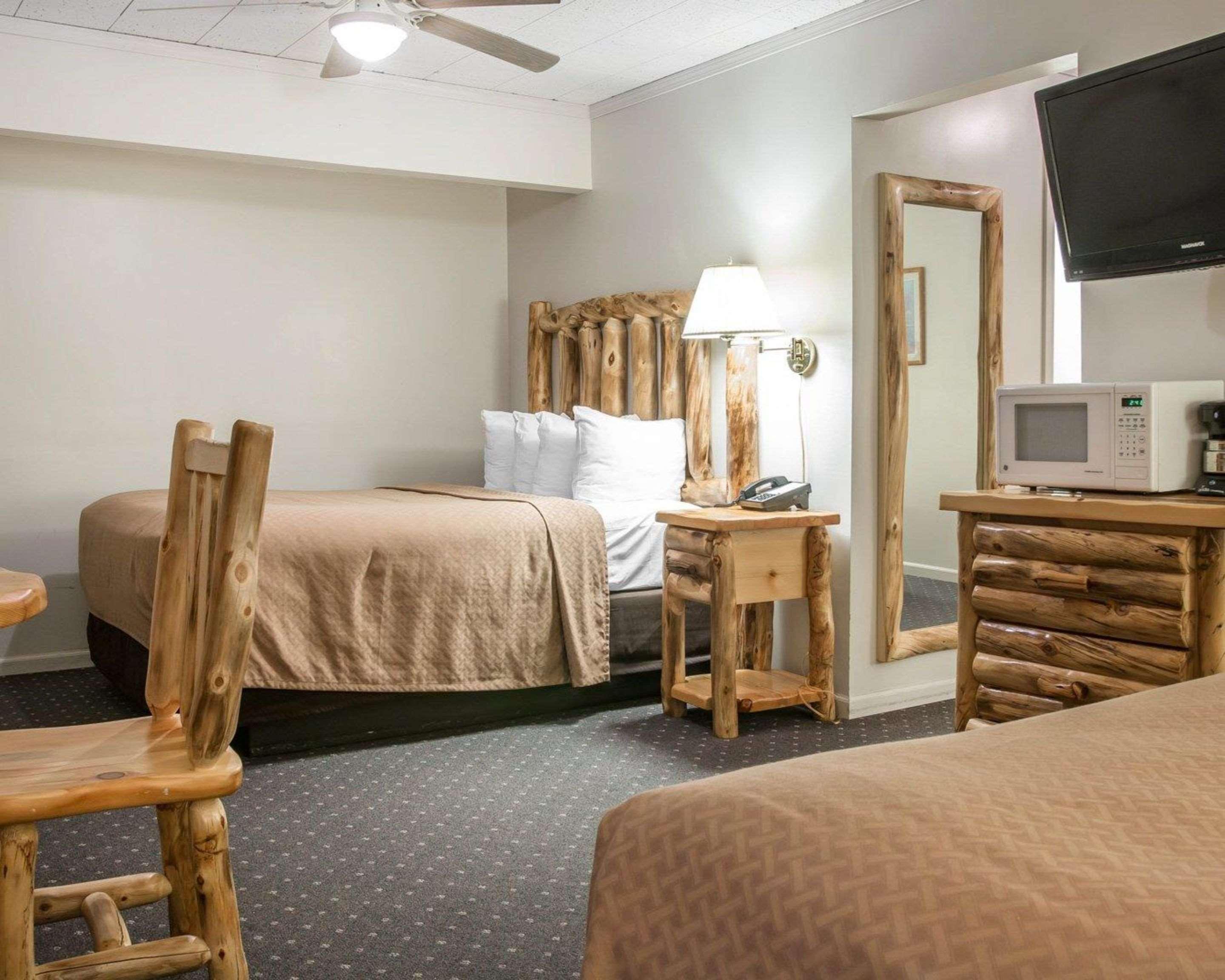 Hotel Quality & Mackinaw Beachfront 2*