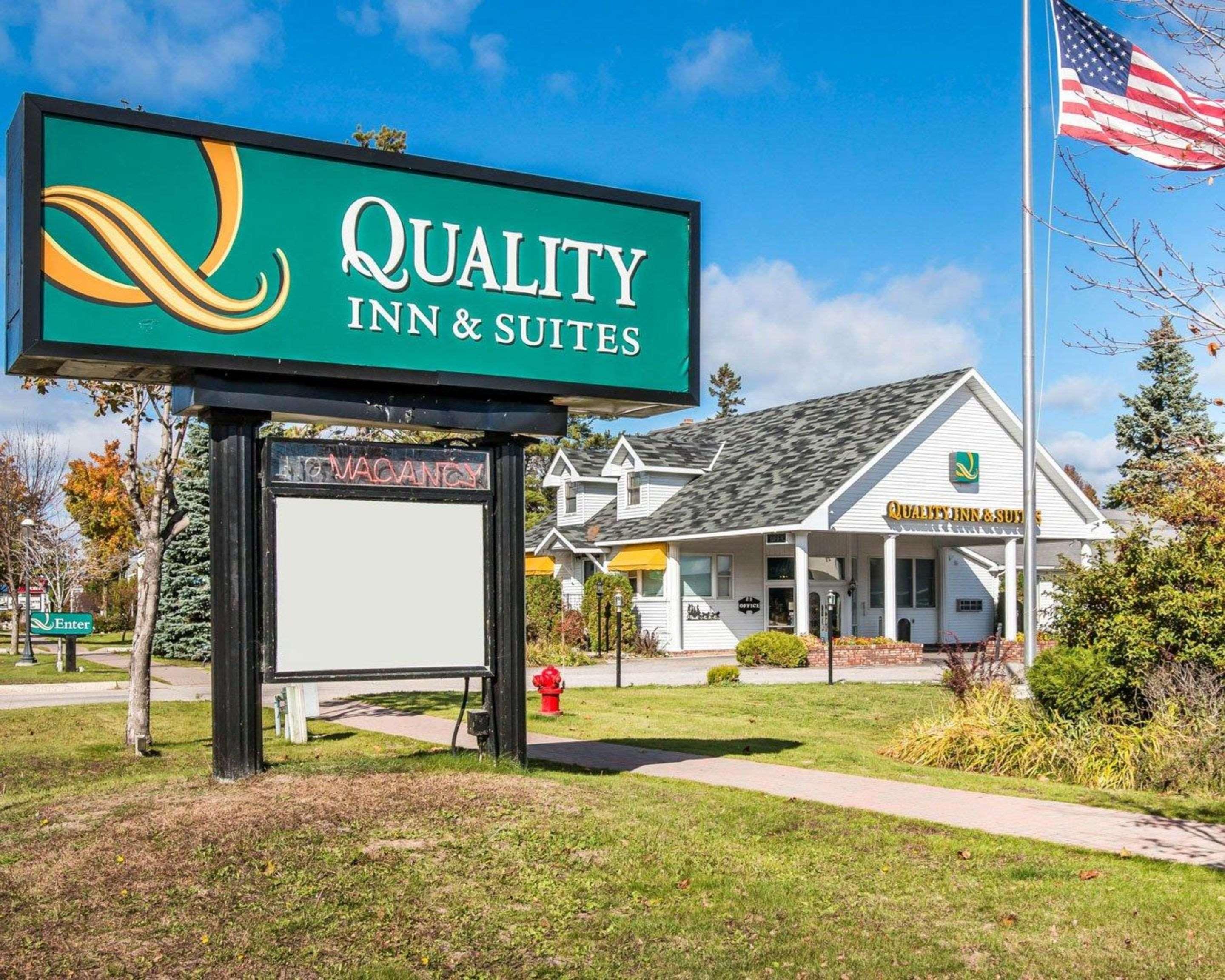 Hotel Quality & Mackinaw Beachfront Mackinaw City