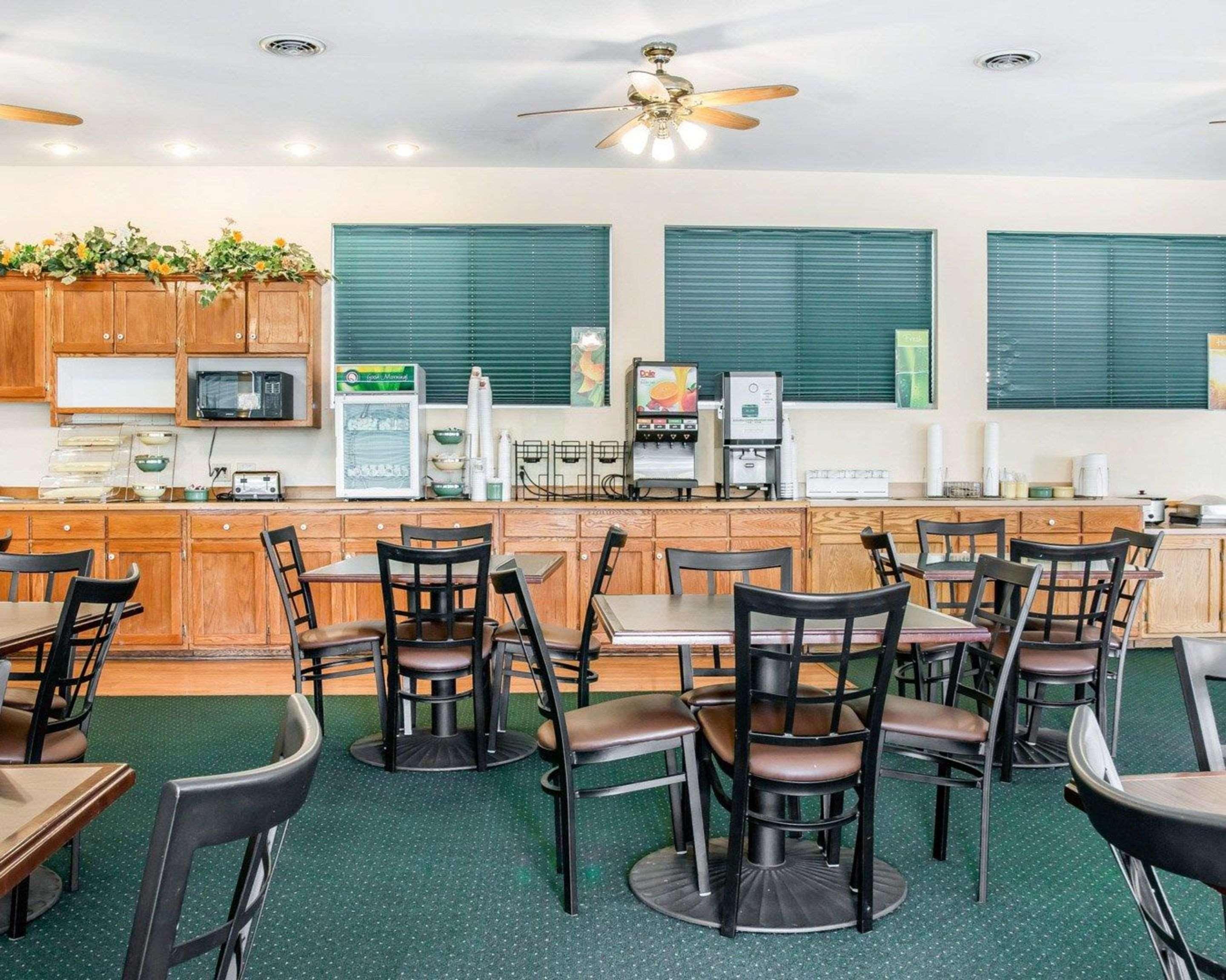 Hotel Quality & Mackinaw Beachfront Mackinaw City