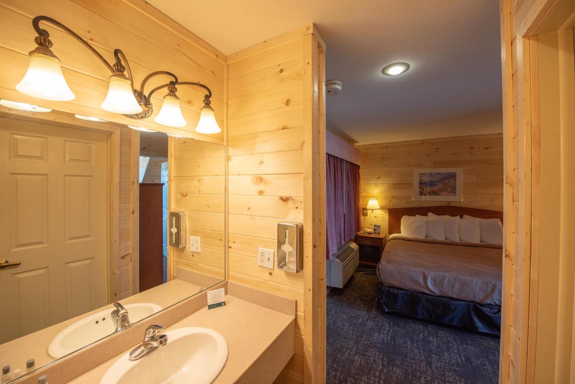 Quality & Mackinaw Beachfront 2* Mackinaw City