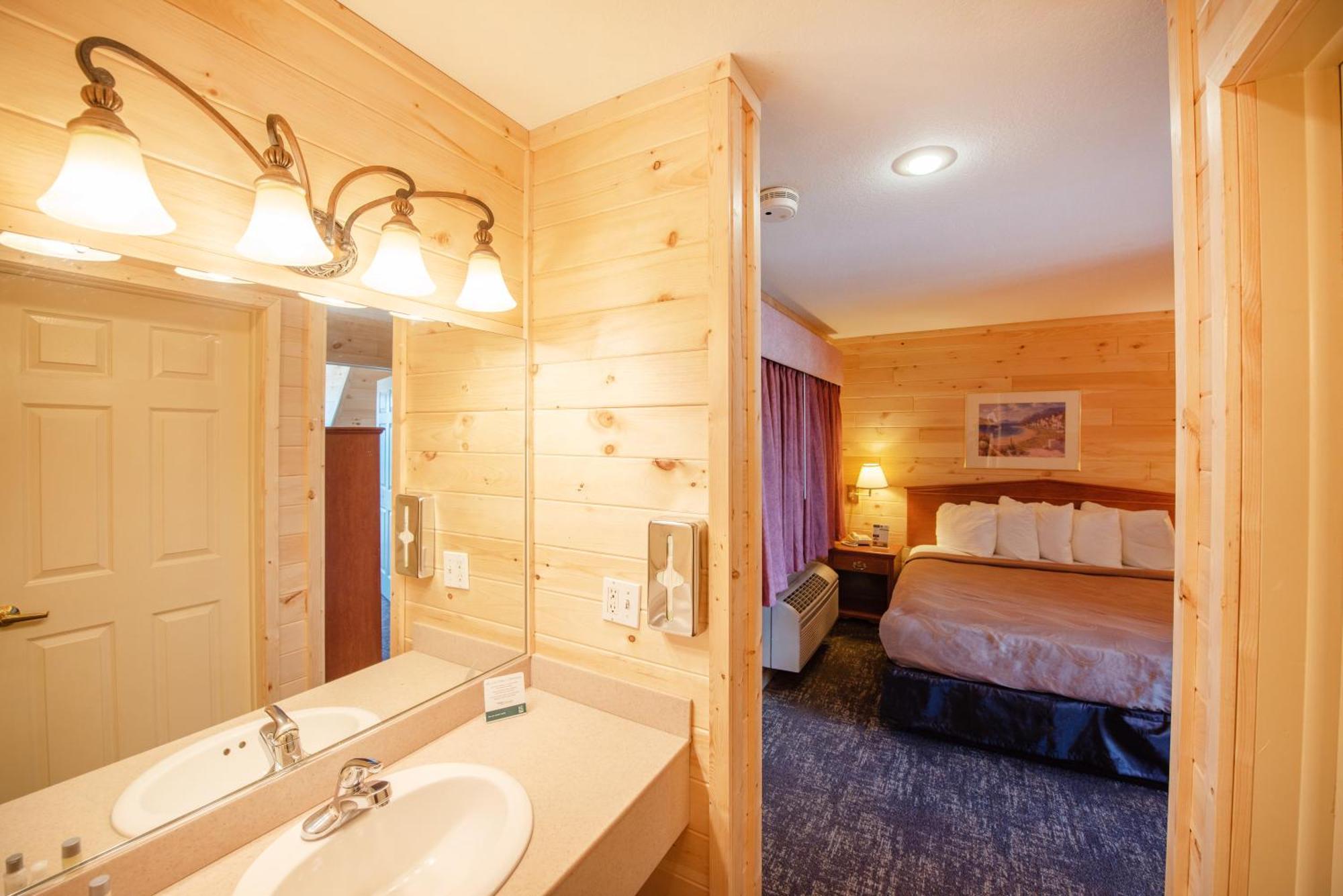 Hotel Quality & Mackinaw Beachfront Mackinaw City