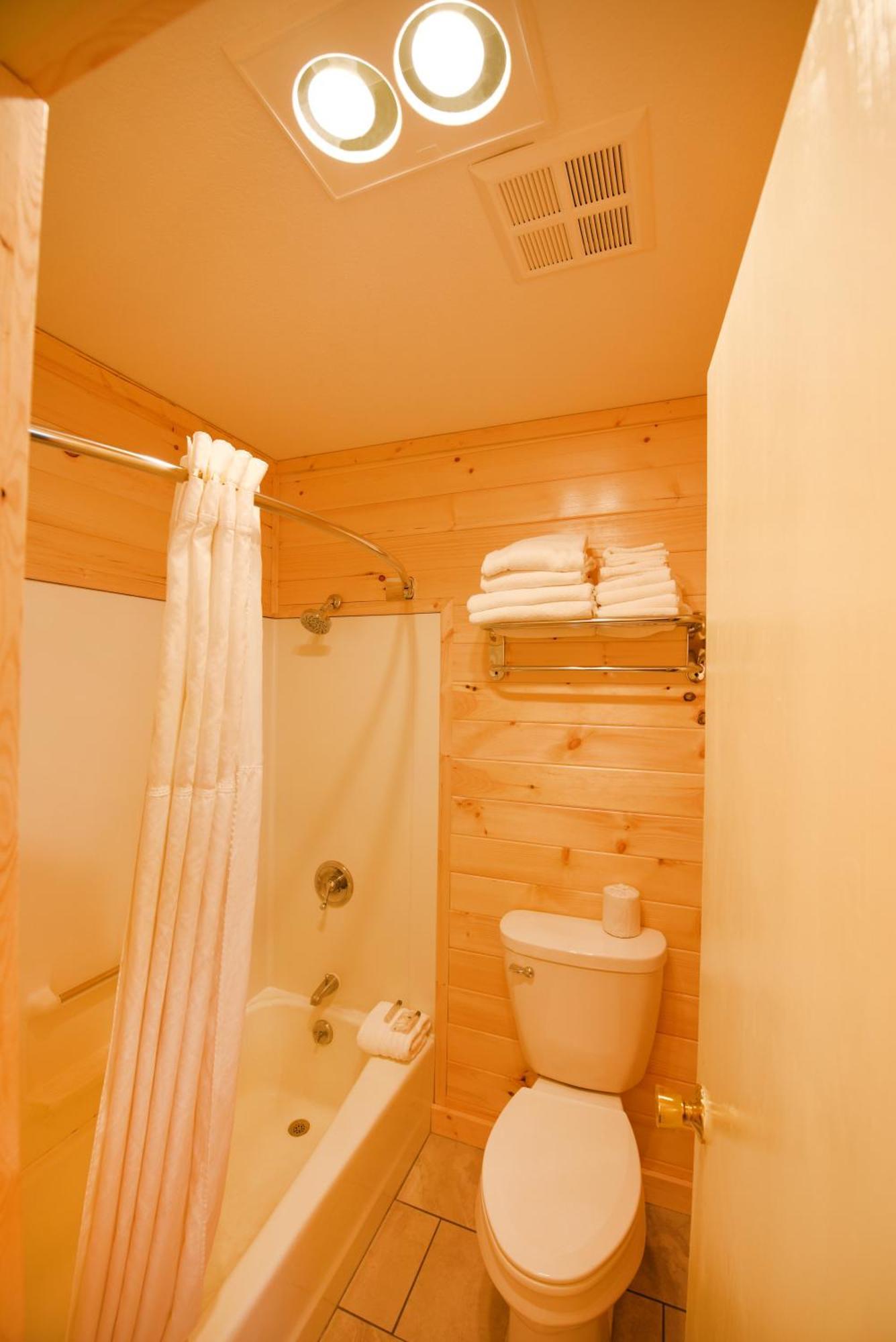 Hotel Quality & Mackinaw Beachfront Mackinaw City