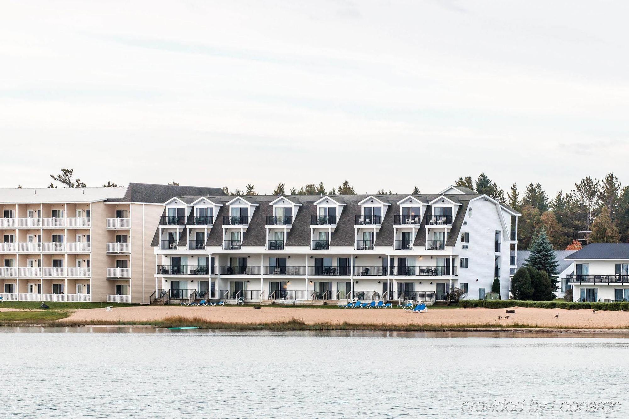 Quality & Mackinaw Beachfront 2* Mackinaw City