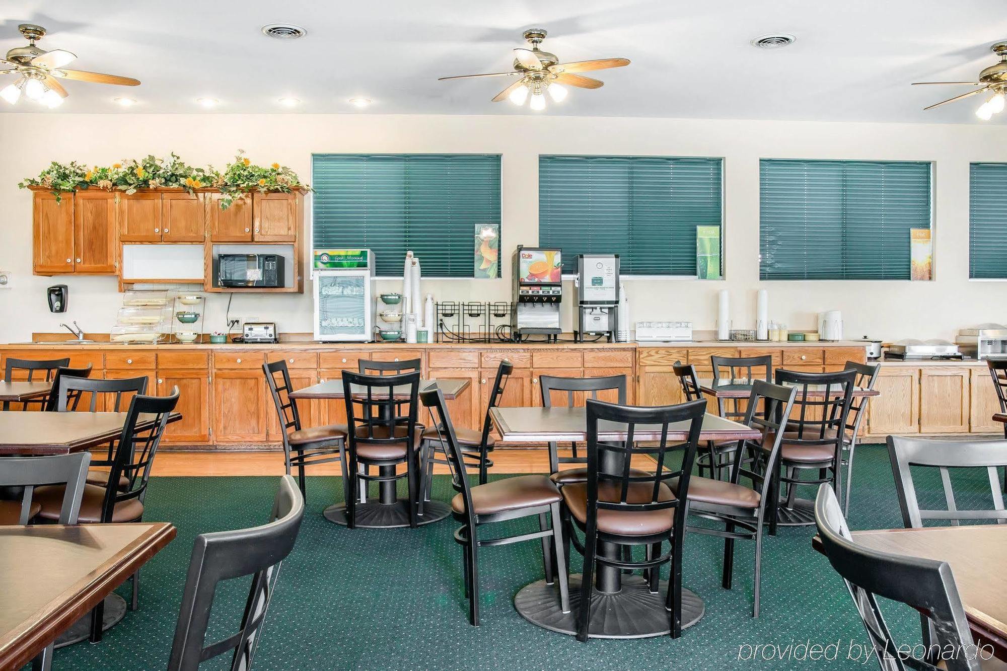 Quality & Mackinaw Beachfront 2* Mackinaw City