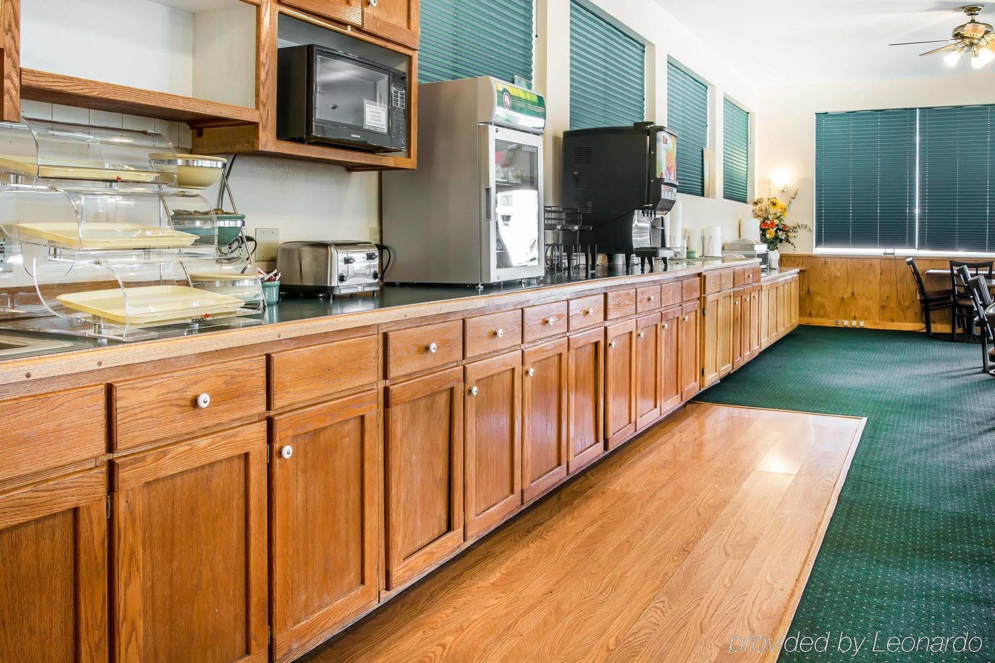 Hotel Quality & Mackinaw Beachfront Mackinaw City