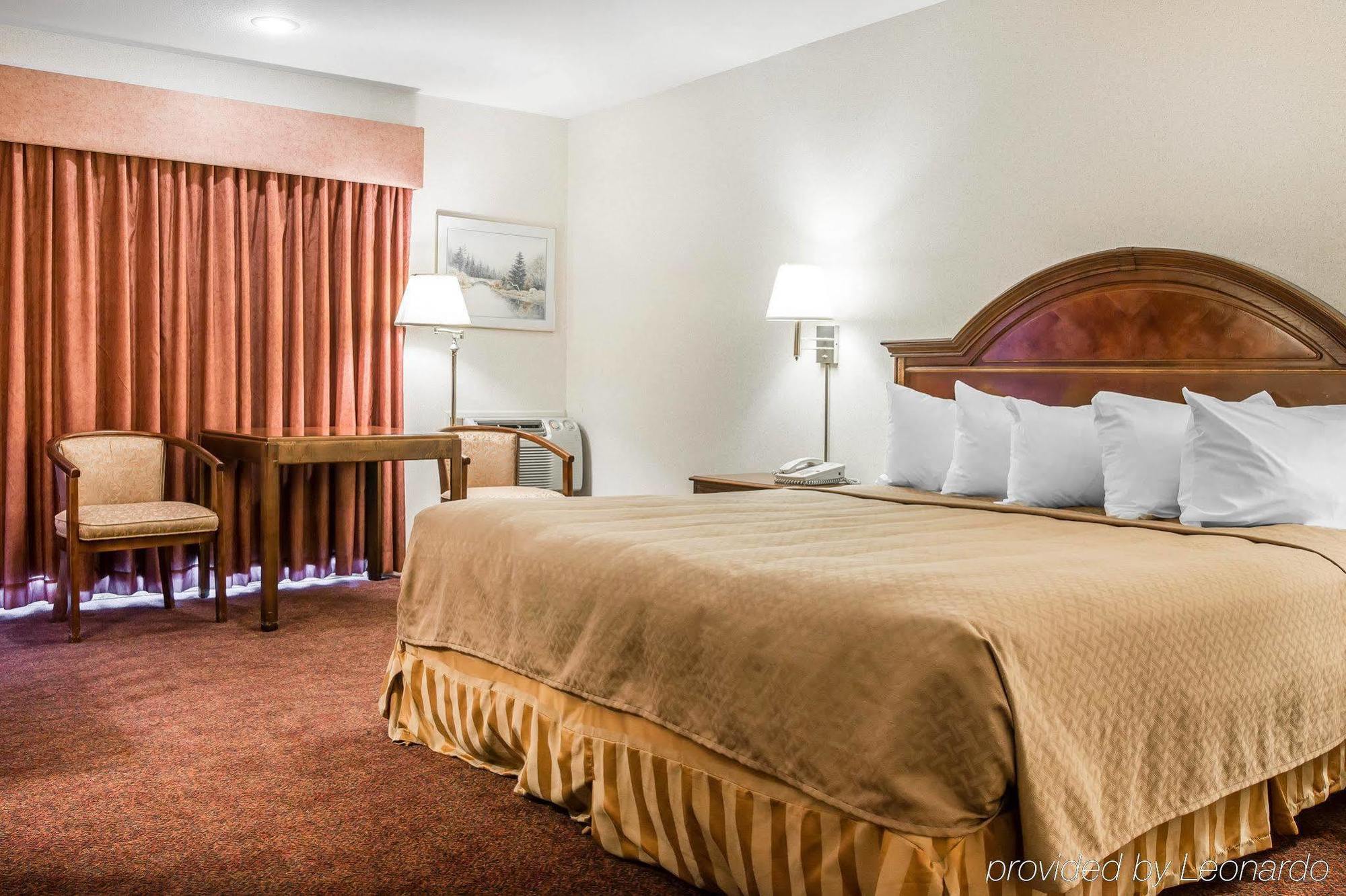 Quality & Mackinaw Beachfront Hotel