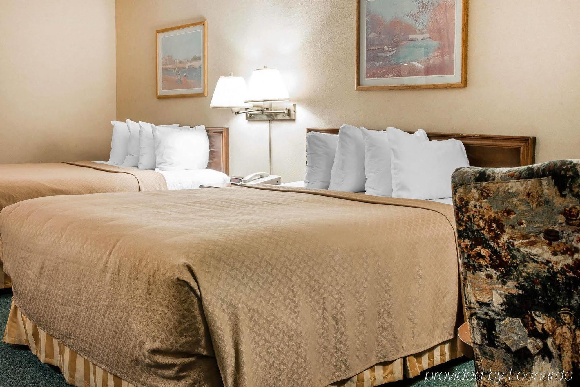Hotel Quality & Mackinaw Beachfront