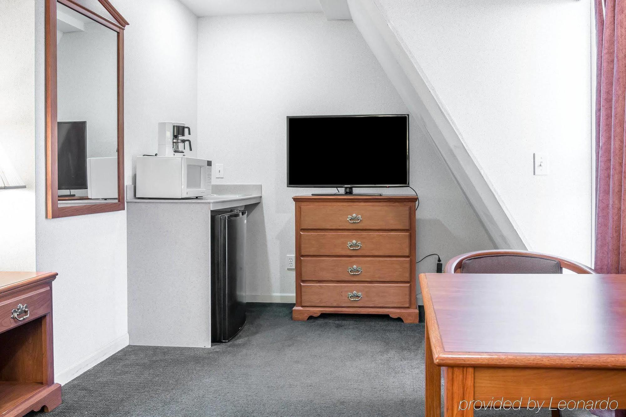 Hotel Quality & Mackinaw Beachfront