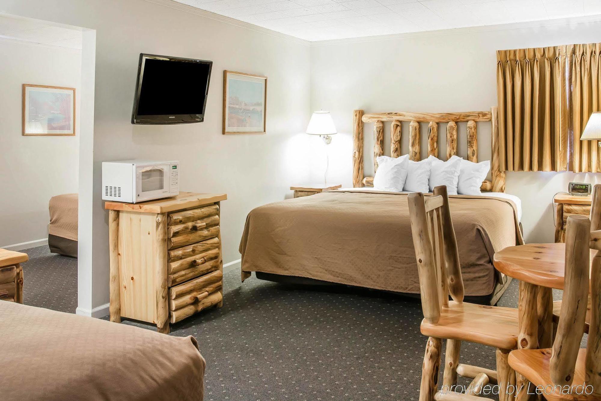 Quality & Mackinaw Beachfront Hotel 2*