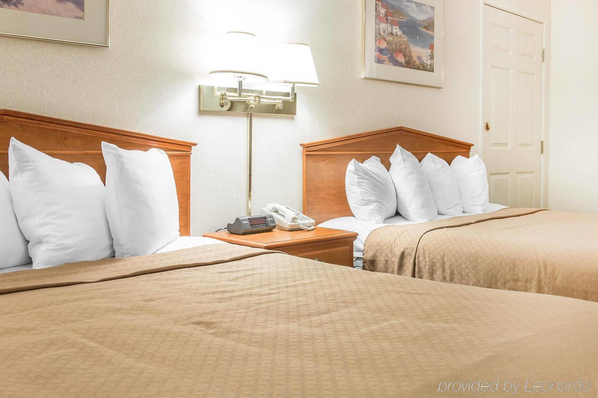 Hotel Quality & Mackinaw Beachfront 2*
