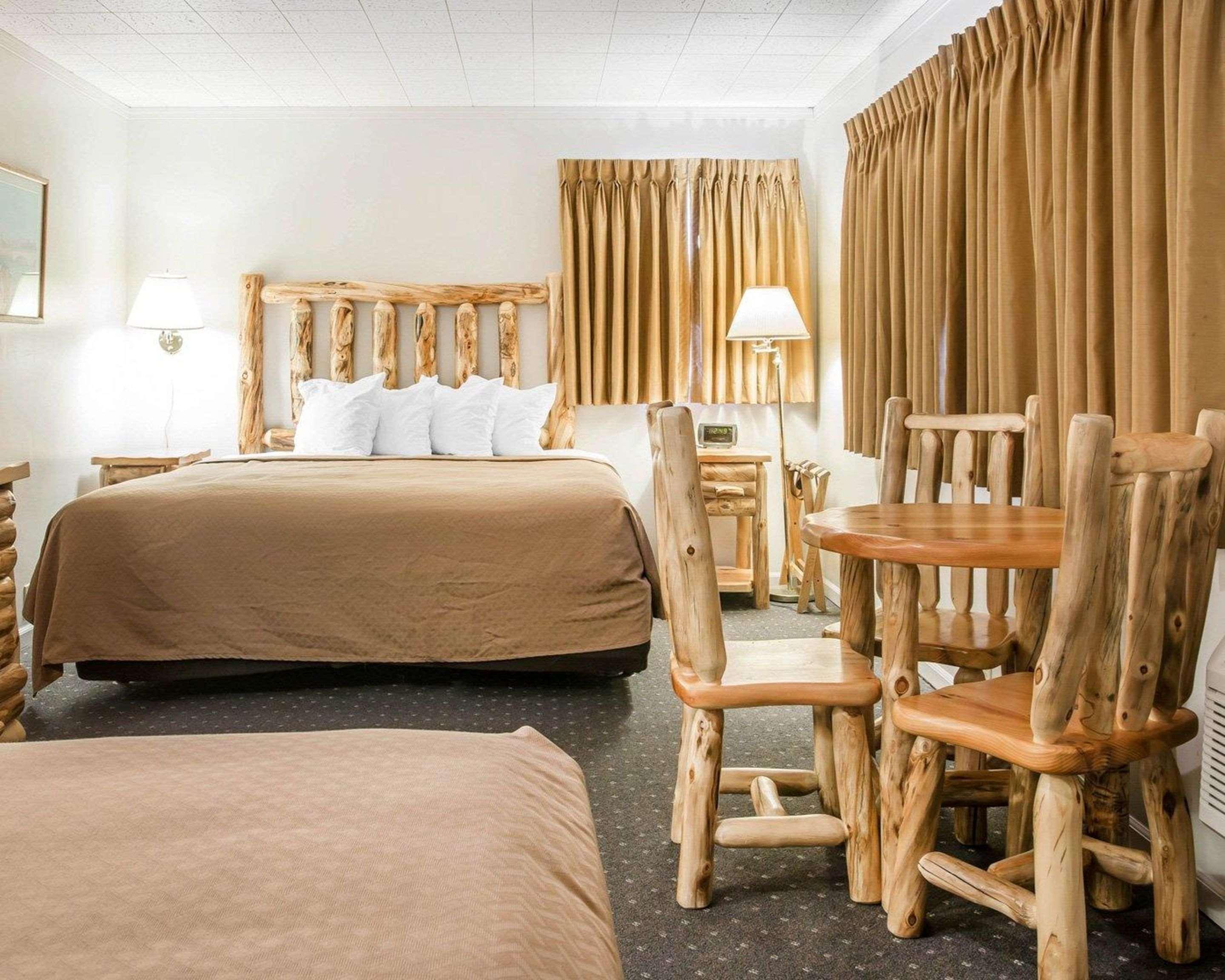 Hotel Quality & Mackinaw Beachfront Mackinaw City