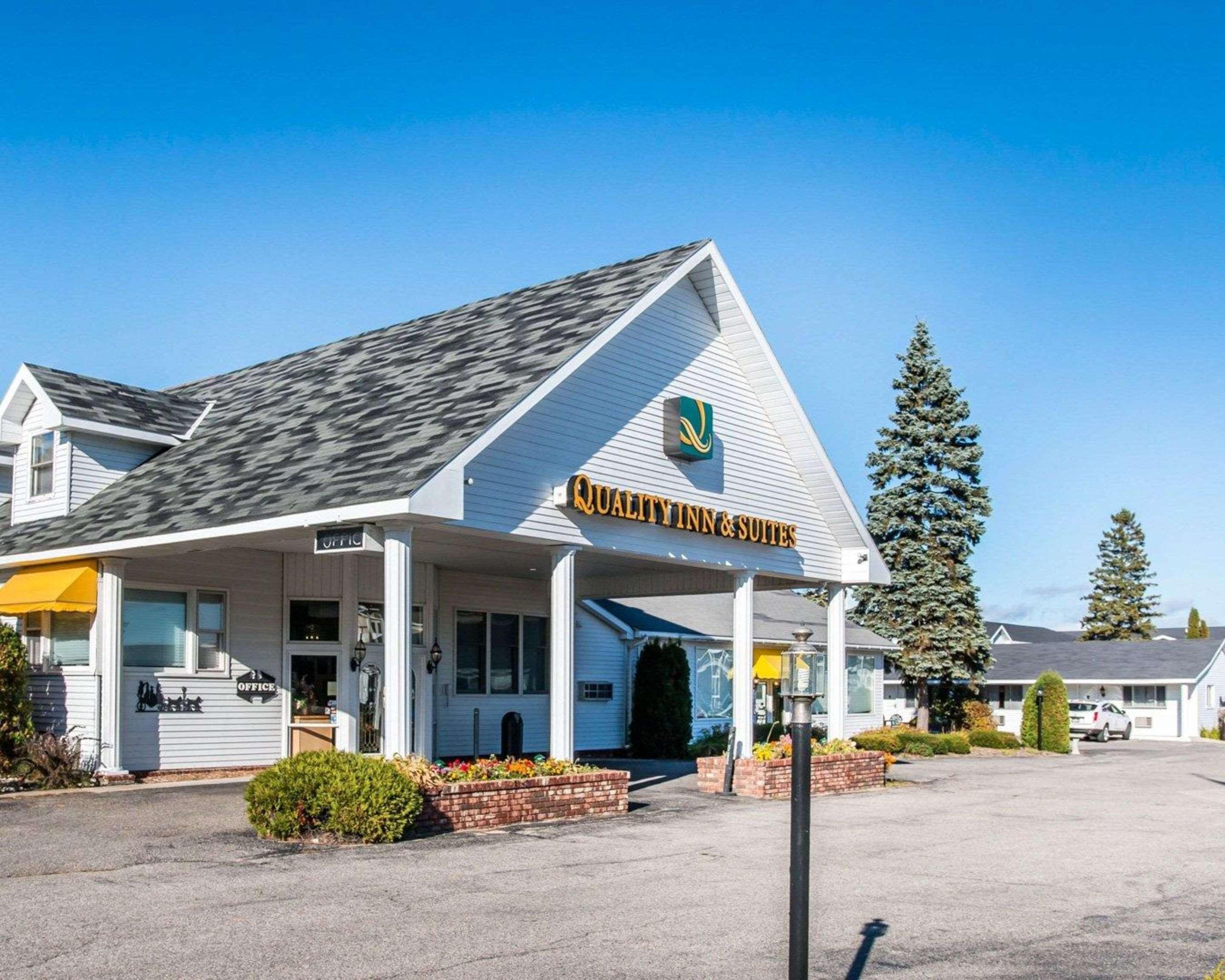 Quality & Mackinaw Beachfront 2* Mackinaw City