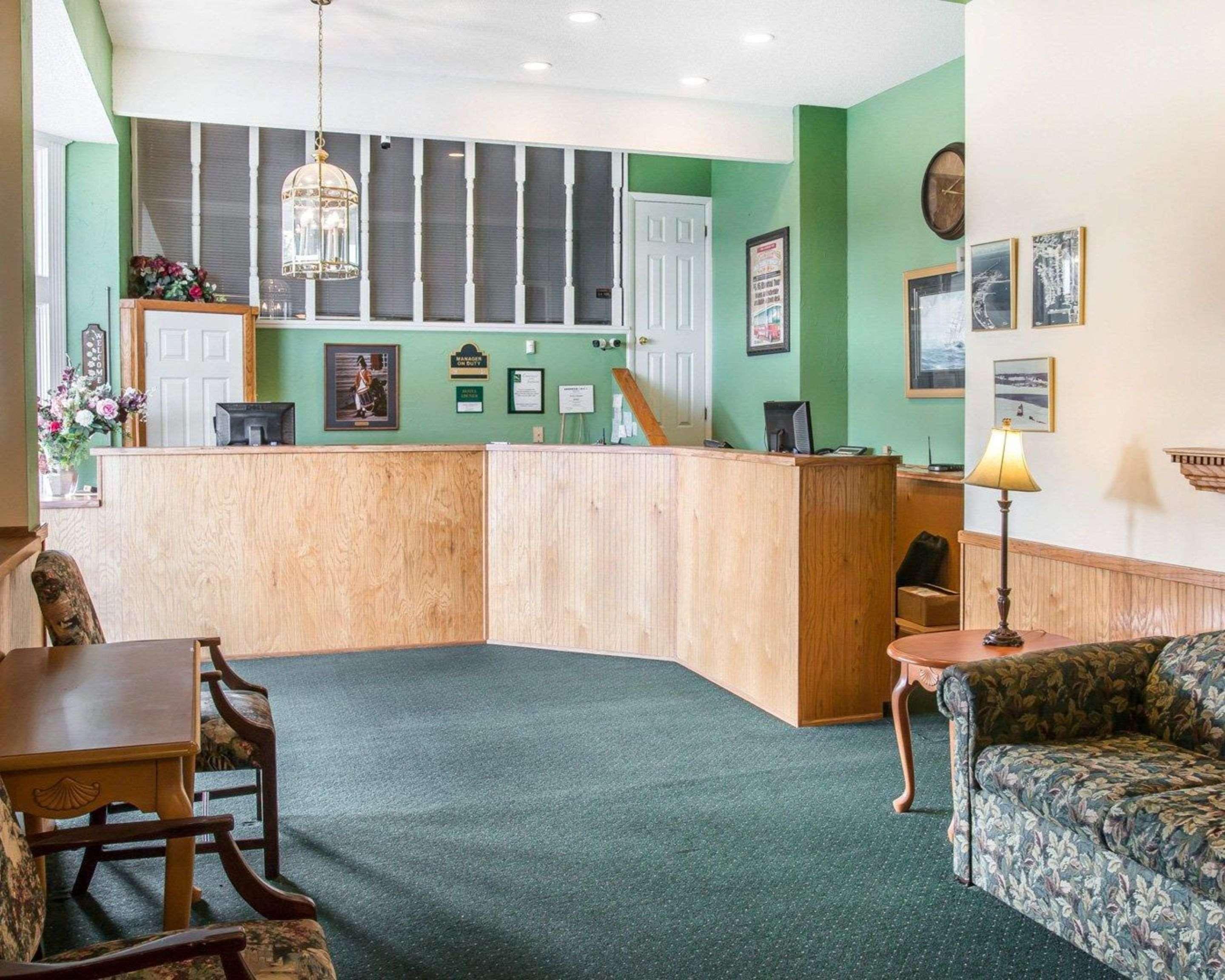 Quality & Mackinaw Beachfront Hotel 2*