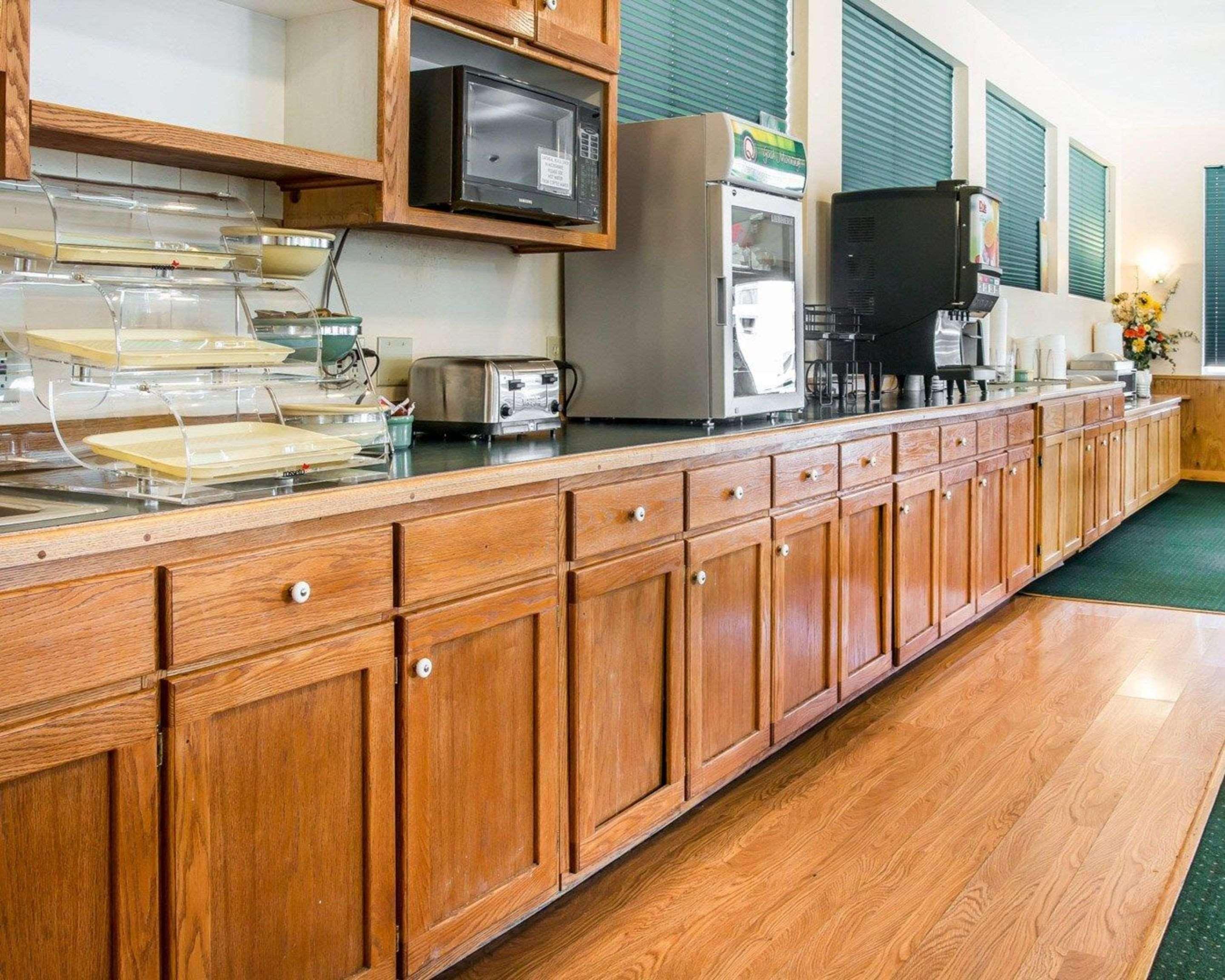 Quality & Mackinaw Beachfront 2* Mackinaw City
