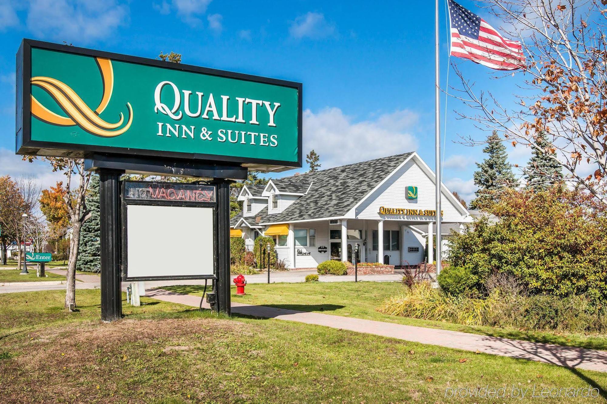 Hotel Quality & Mackinaw Beachfront Mackinaw City
