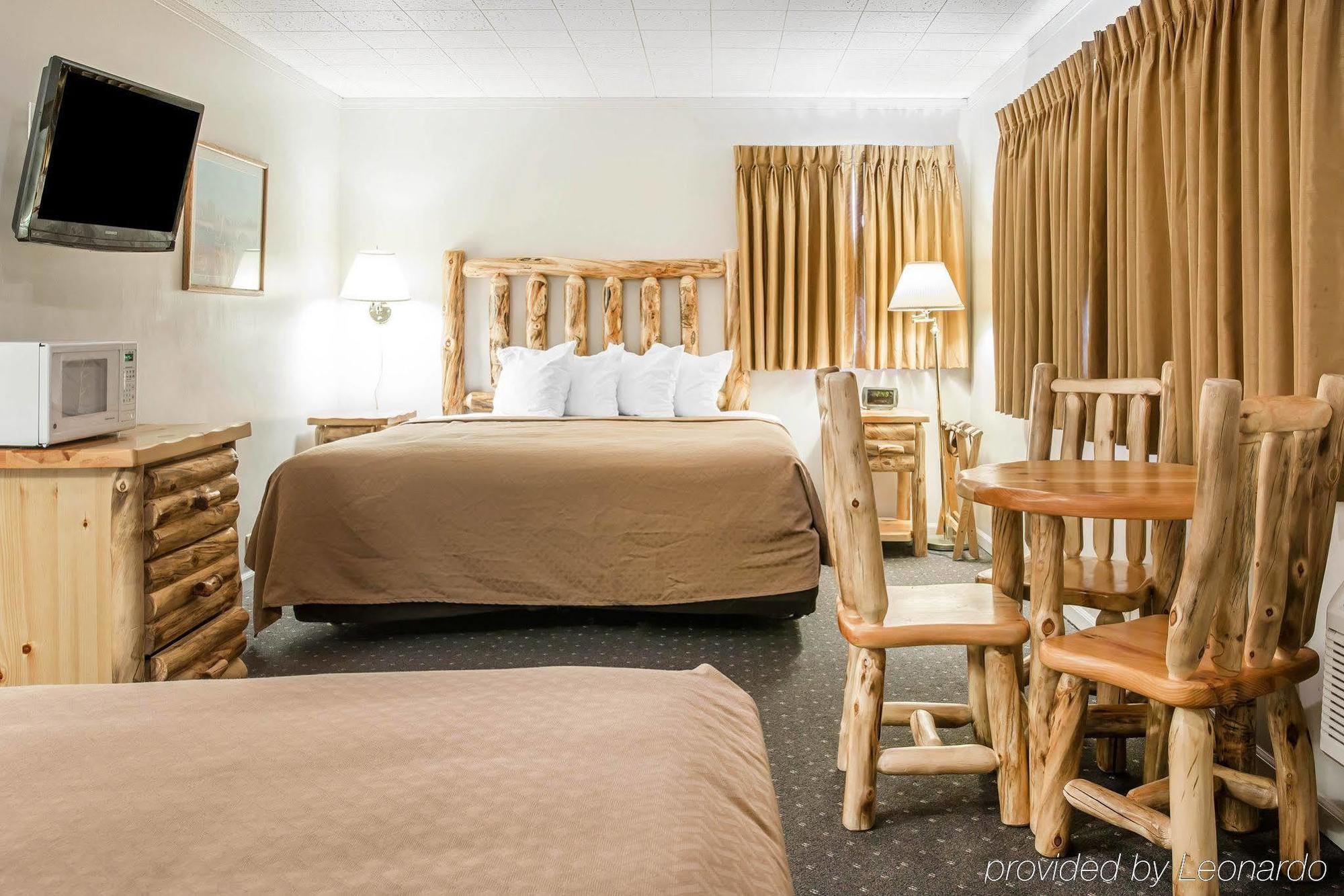 Hotel Quality & Mackinaw Beachfront Mackinaw City